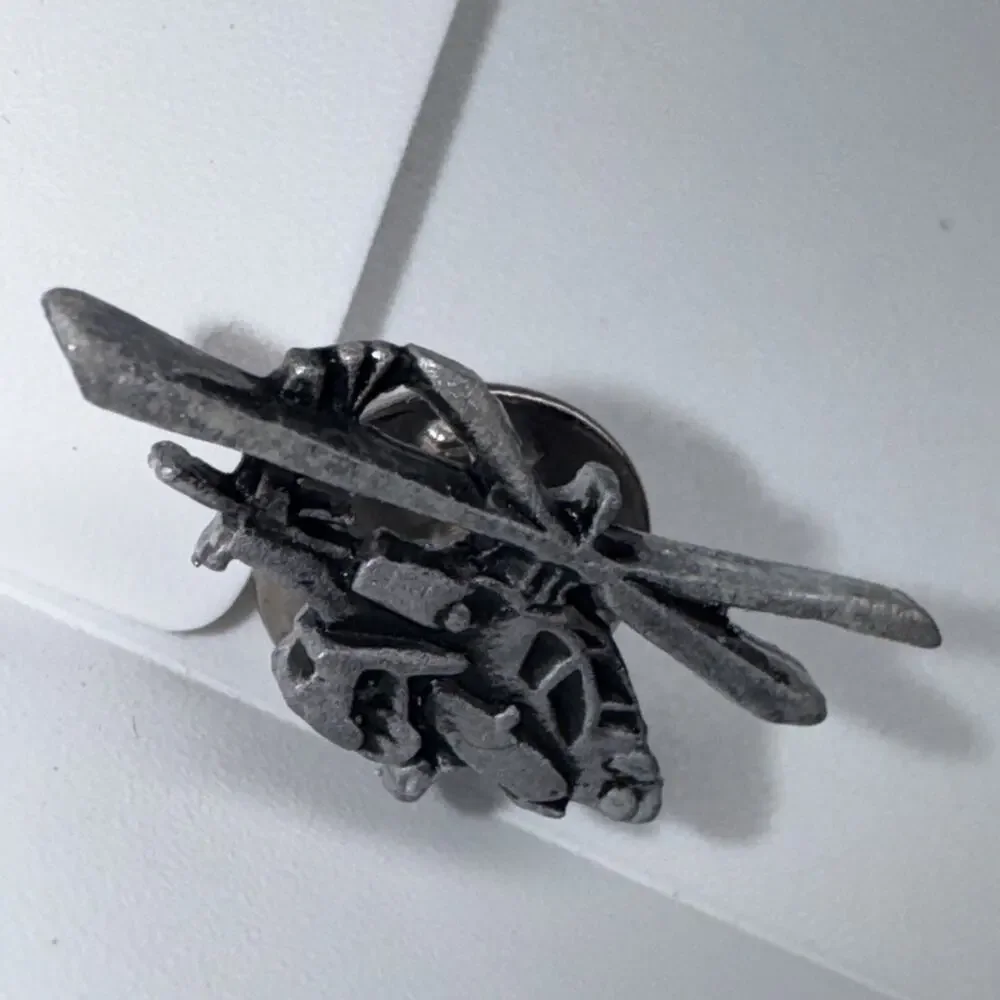 Boeing Apache Helicopter AH-64 Pewter Hat/Lapel/Vest Pin (1-1/8